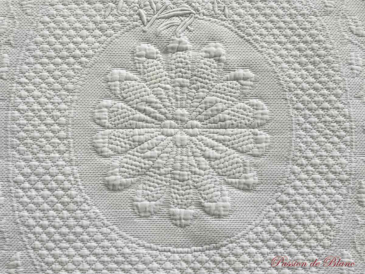 Petite couverture festonnée en piqué de coton brodé de l'inscription " Bébé " – Image 6