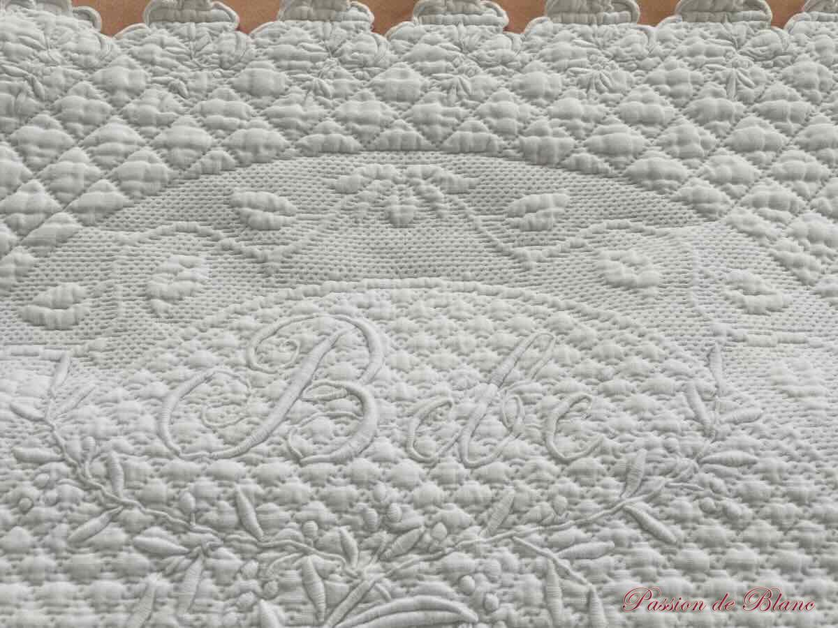 Petite couverture festonnée en piqué de coton brodé de l'inscription " Bébé " – Image 5