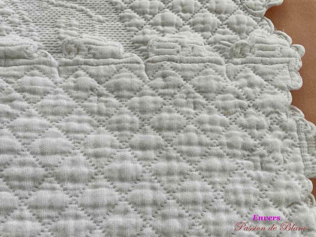 Petite couverture festonnée en piqué de coton brodé de l'inscription " Bébé " – Image 4