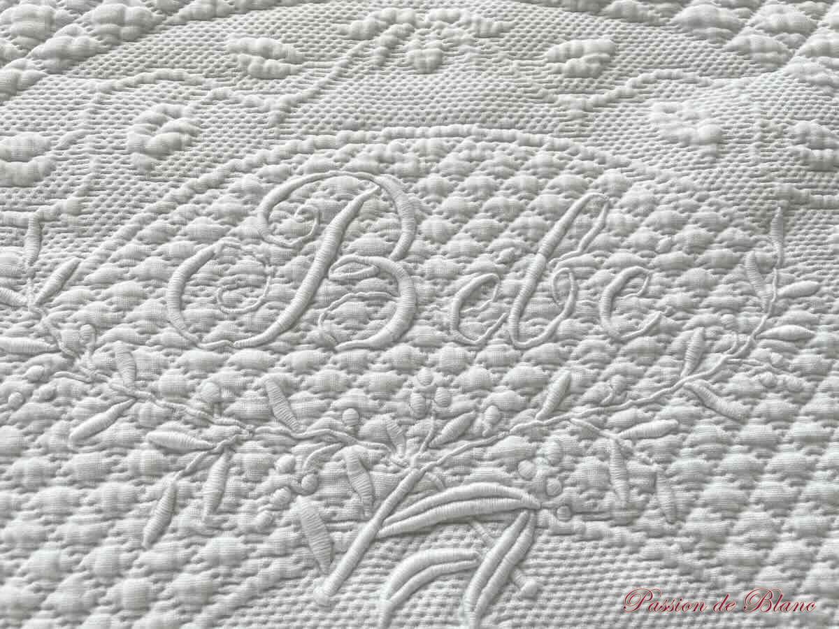 Petite couverture festonnée en piqué de coton brodé de l'inscription " Bébé " – Image 3