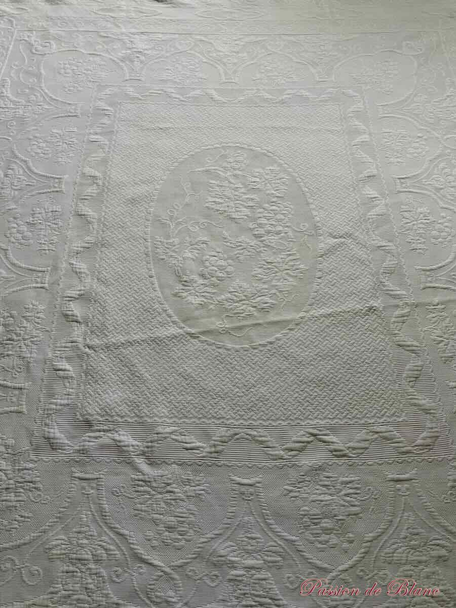 Belle et grande couverture en piqué Marseillais avec un beau relief. – Image 5