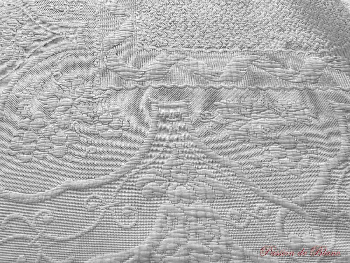 Belle et grande couverture en piqué Marseillais avec un beau relief. – Image 9