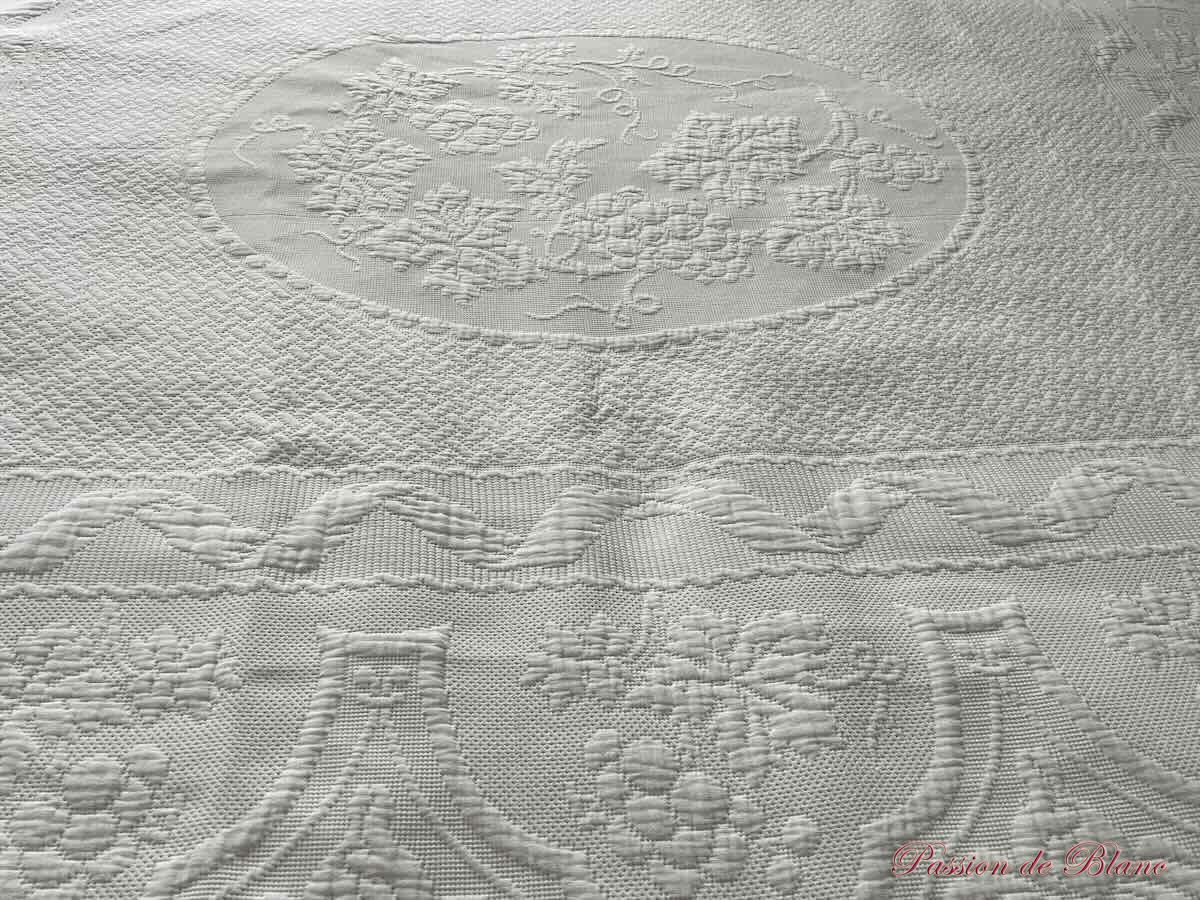 Belle et grande couverture en piqué Marseillais avec un beau relief. – Image 8
