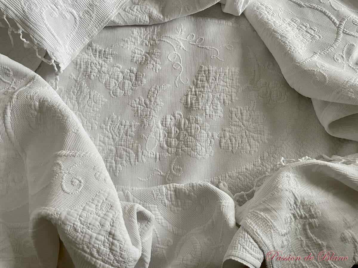 Belle et grande couverture en piqué Marseillais avec un beau relief. – Image 4