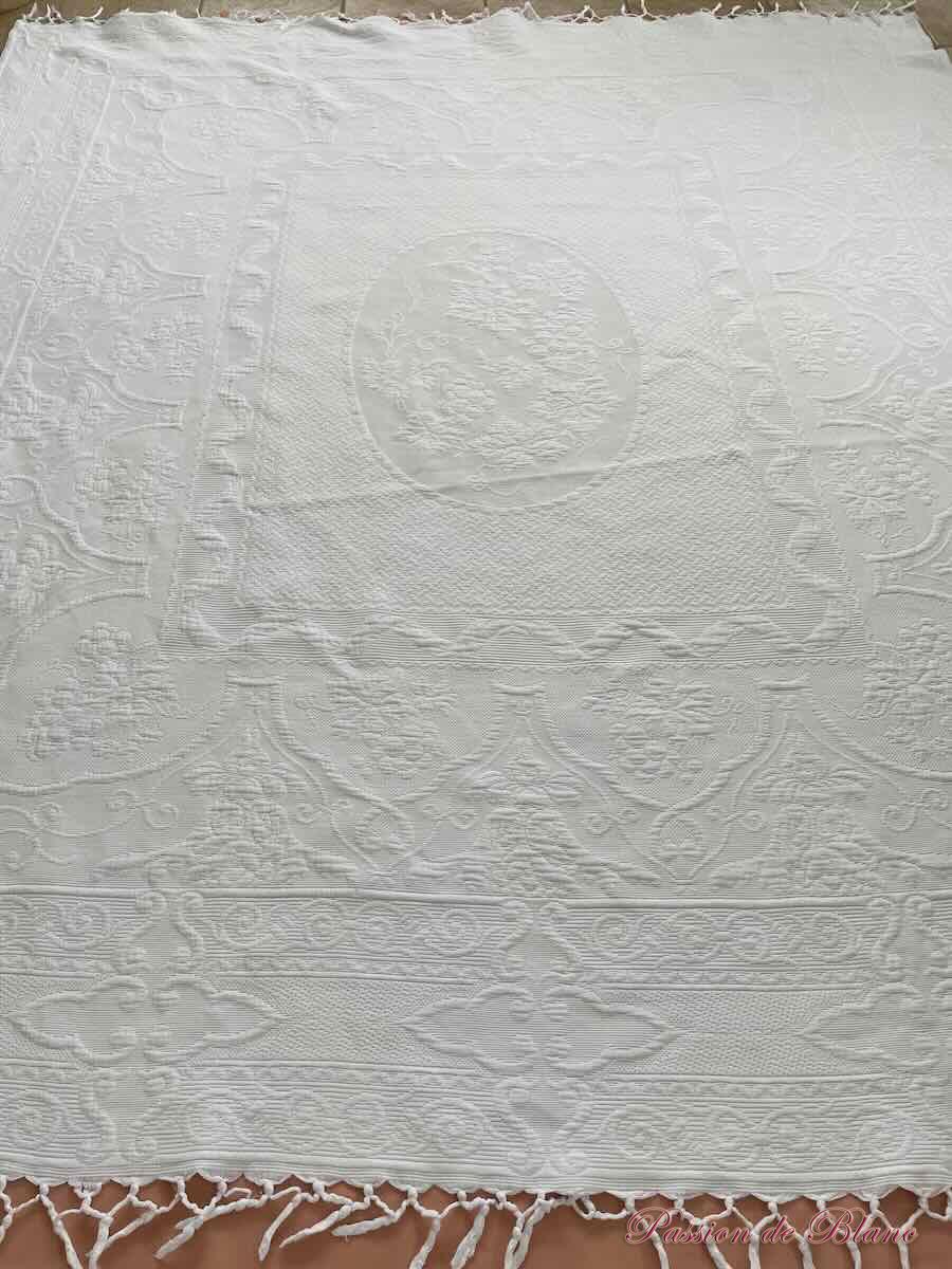 Belle et grande couverture en piqué Marseillais avec un beau relief. – Image 3