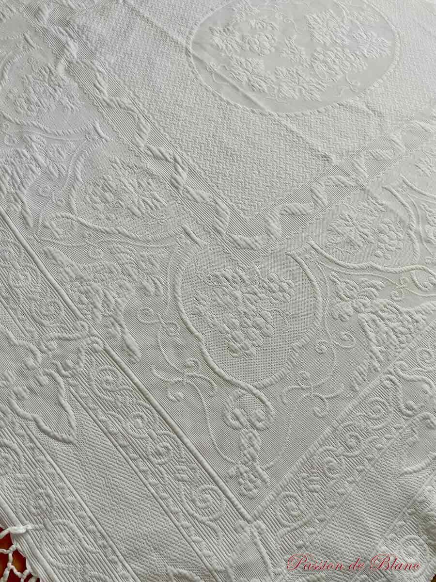 Belle et grande couverture en piqué Marseillais avec un beau relief. – Image 7