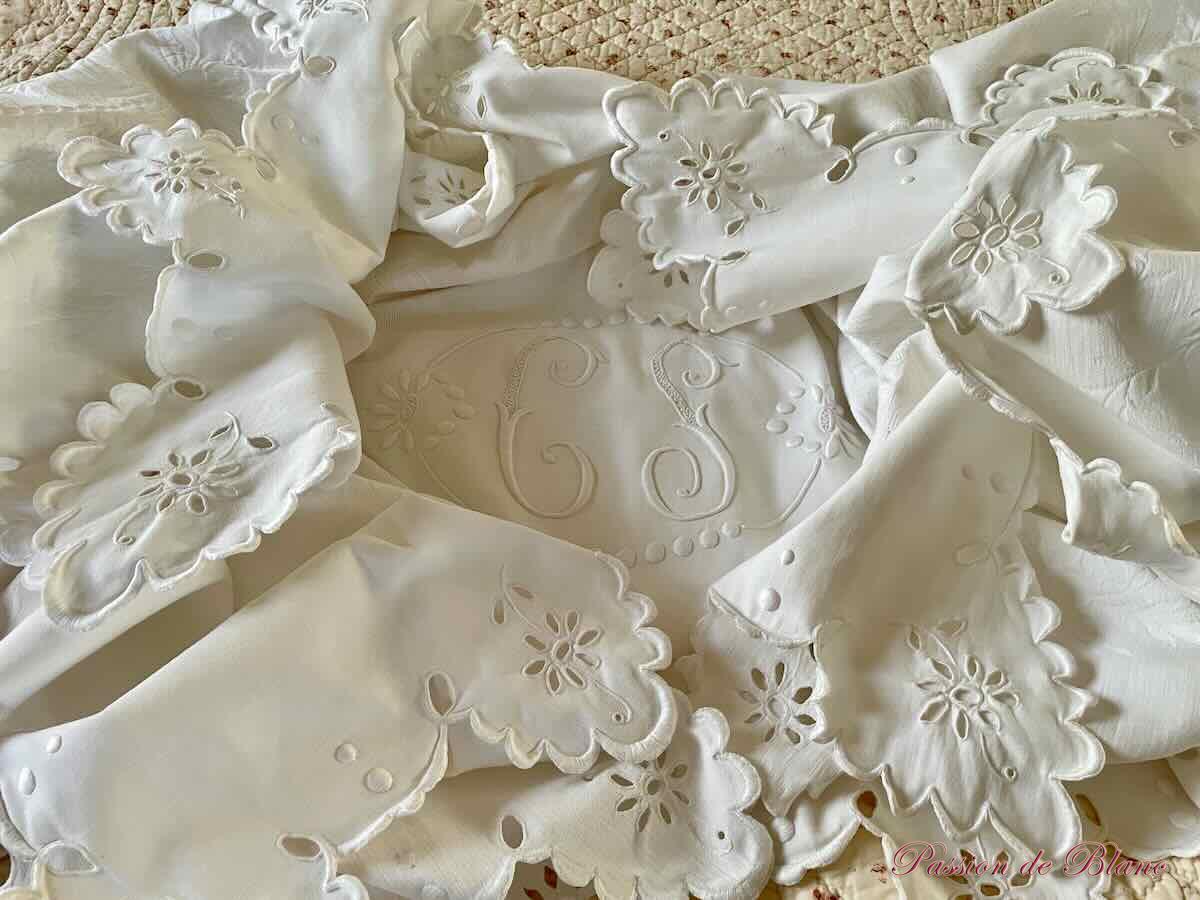 Belle couverture fine festonnée en piqué de coton avec monogramme CS brodé – Image 12