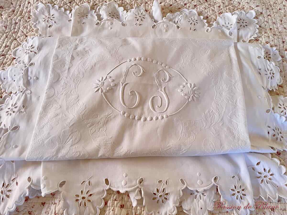 Belle couverture fine festonnée en piqué de coton avec monogramme CS brodé – Image 3