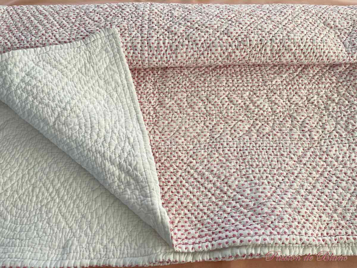 Petite couverture Piquée main double face, un côté blanc l'autre fond blanc à fleurette rose – Image 2