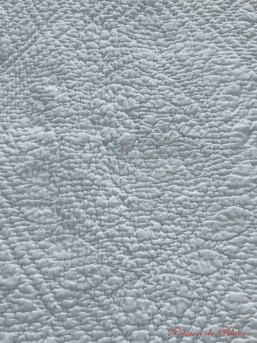 Petite couverture Piquée main double face, un côté blanc l'autre fond blanc à fleurette rose – Image 10
