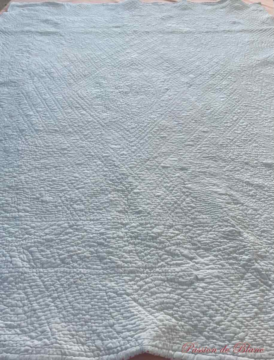 Petite couverture Piquée main double face, un côté blanc l'autre fond blanc à fleurette rose – Image 9