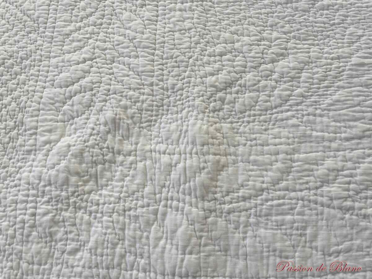 Petite couverture Piquée main double face, un côté blanc l'autre fond blanc à fleurette rose – Image 8