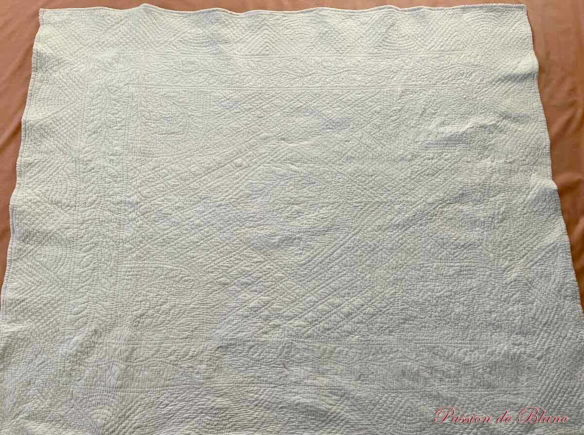 Petite couverture Piquée main double face, un côté blanc l'autre fond blanc à fleurette rose – Image 7