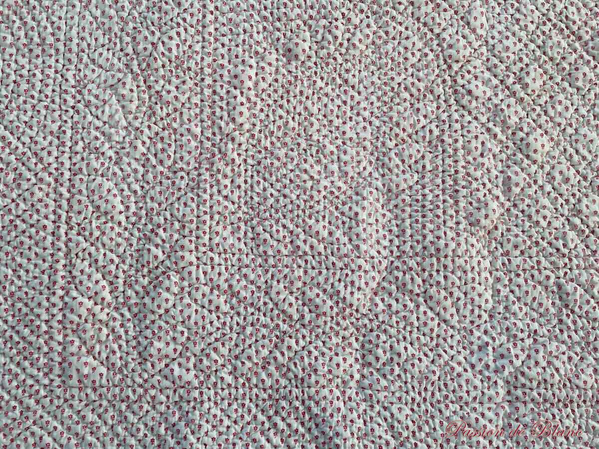 Petite couverture Piquée main double face, un côté blanc l'autre fond blanc à fleurette rose – Image 6