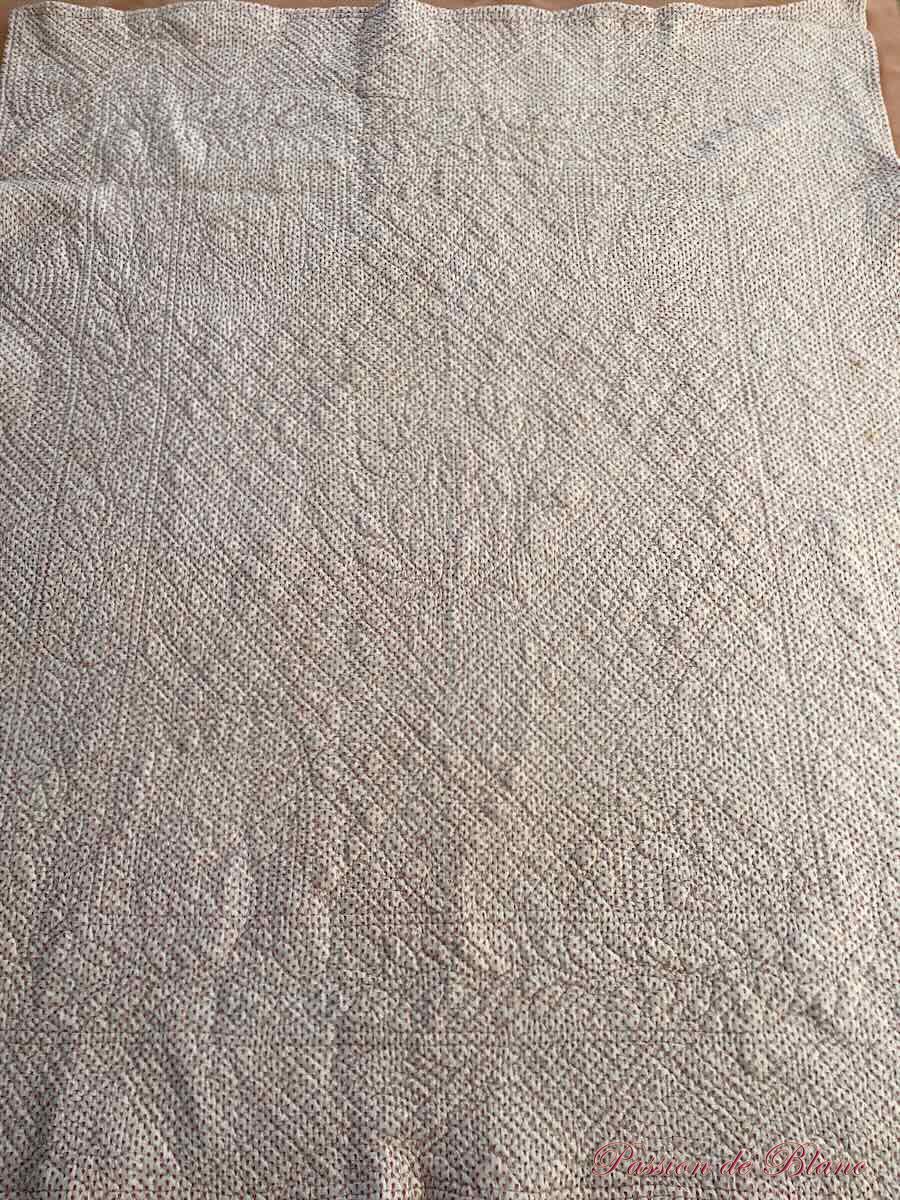 Petite couverture Piquée main double face, un côté blanc l'autre fond blanc à fleurette rose – Image 5