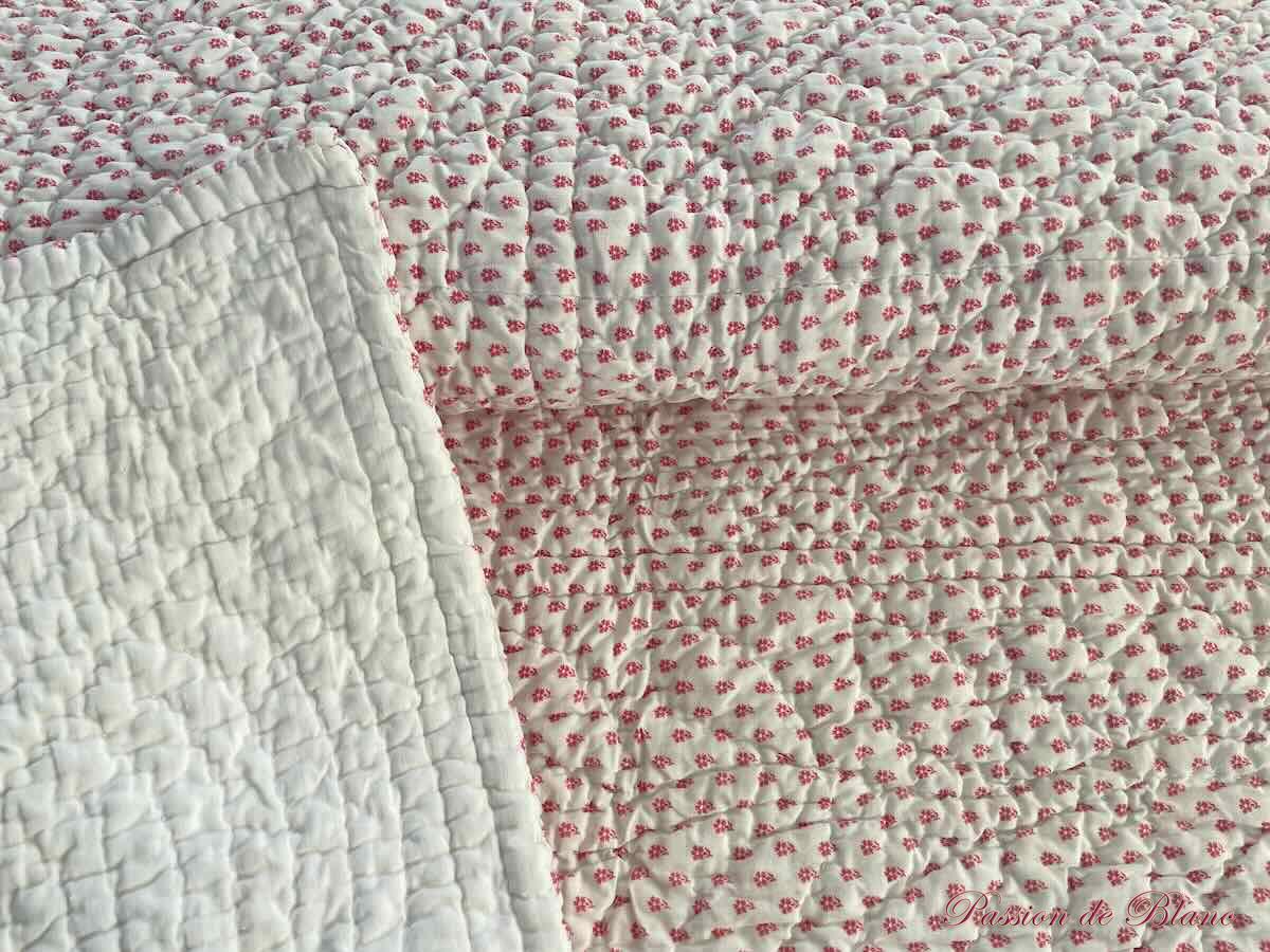 Petite couverture Piquée main double face, un côté blanc l'autre fond blanc à fleurette rose – Image 3