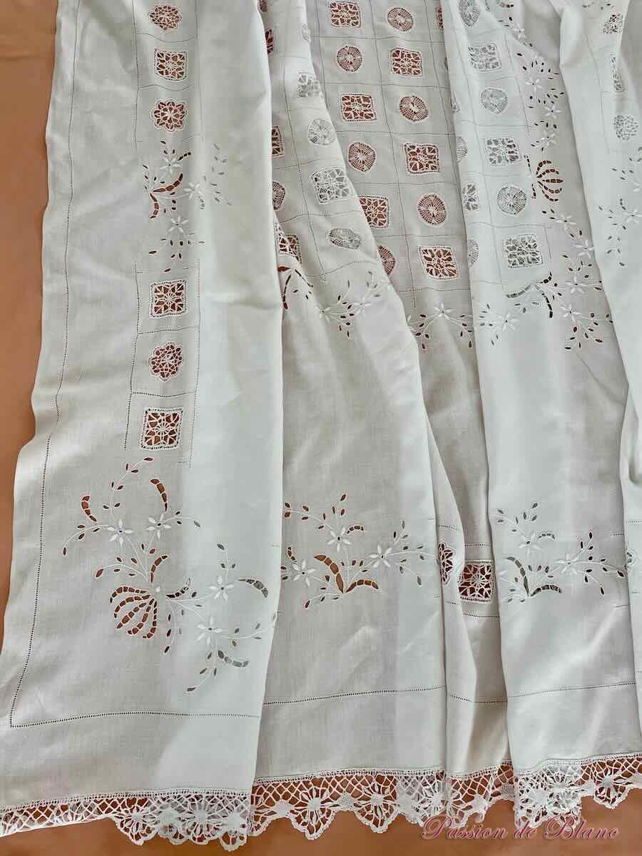 Dessus de lit, rideau avec belle broderie main, dentelle sur toile lin fin – Image 6