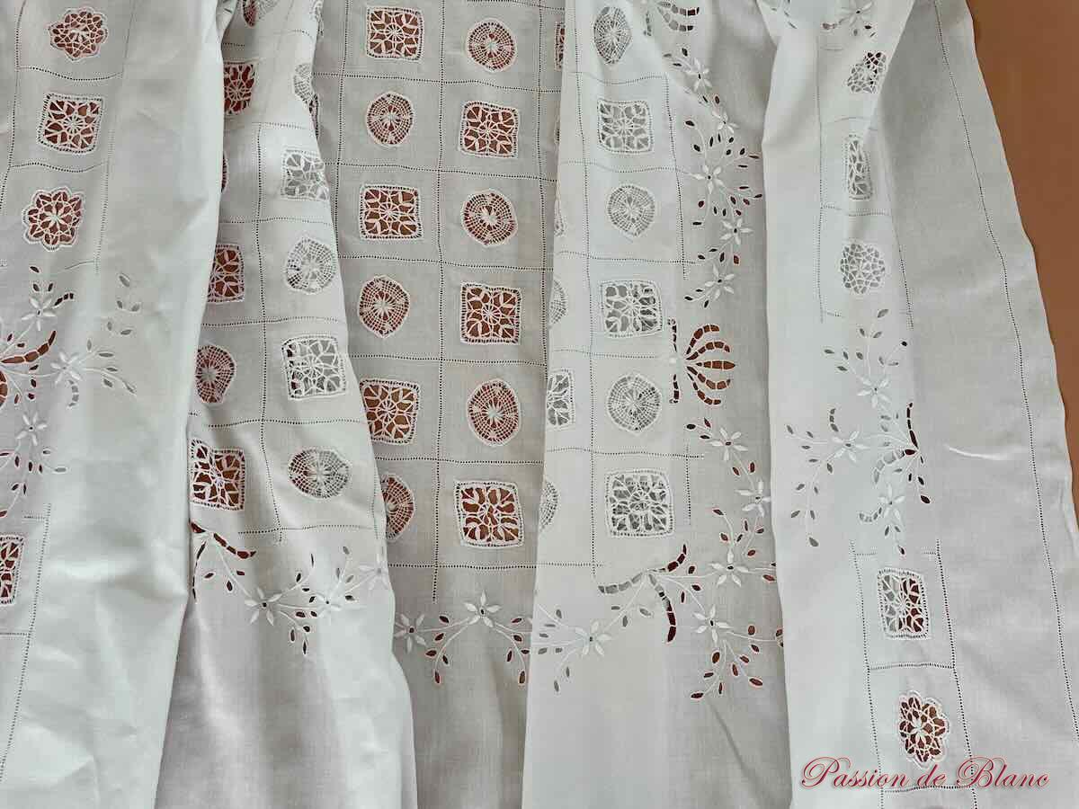 Dessus de lit, rideau avec belle broderie main, dentelle sur toile lin fin – Image 5