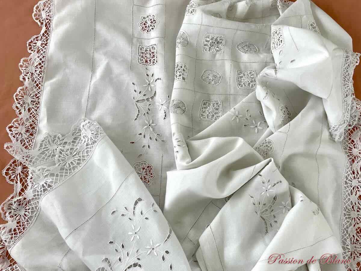 Dessus de lit, rideau avec belle broderie main, dentelle sur toile lin fin – Image 4