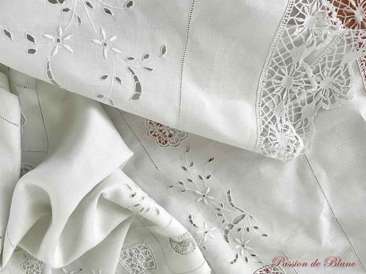 Dessus de lit, rideau avec belle broderie main, dentelle sur toile lin fin – Image 3