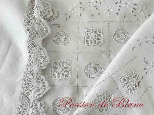 Dessus de lit, rideau avec belle broderie main, dentelle sur toile lin fin