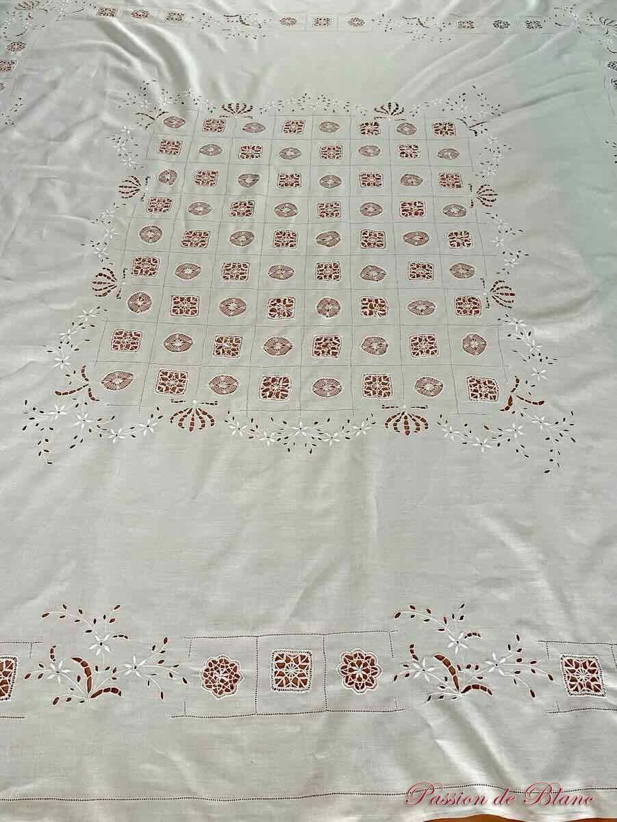 Dessus de lit, rideau avec belle broderie main, dentelle sur toile lin fin – Image 15