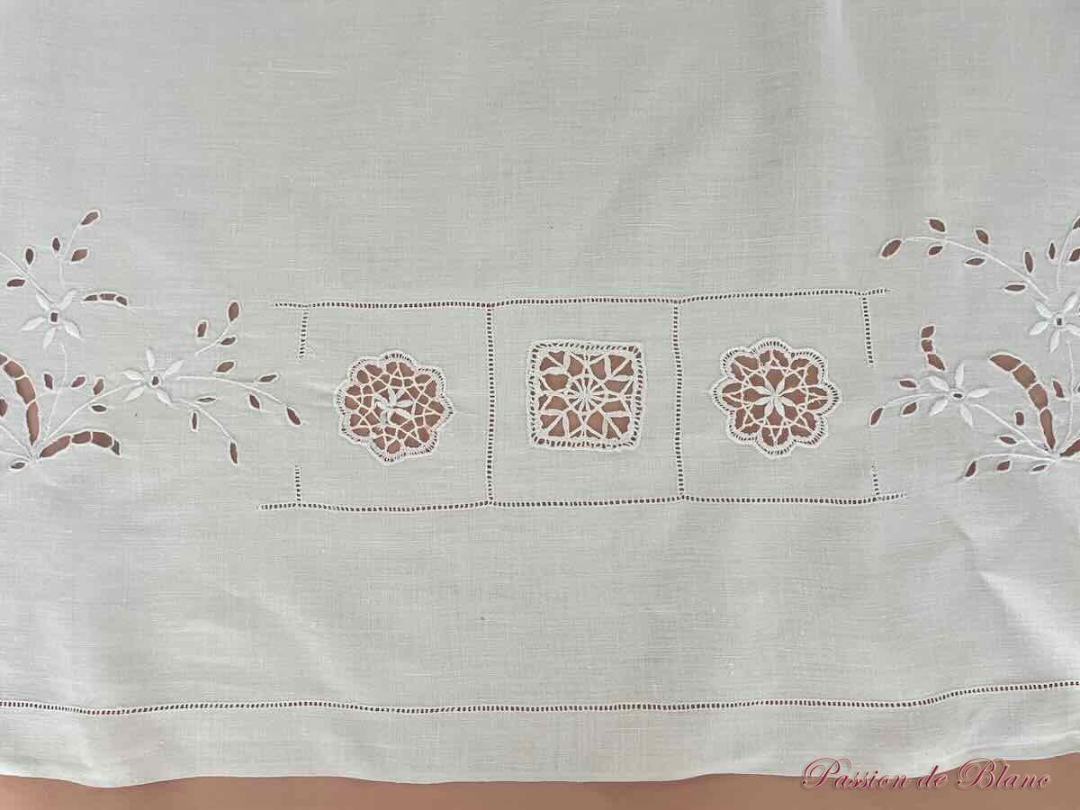 Dessus de lit, rideau avec belle broderie main, dentelle sur toile lin fin – Image 12