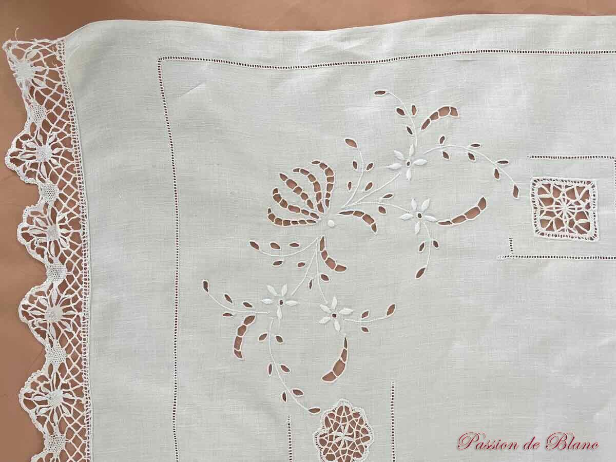 Dessus de lit, rideau avec belle broderie main, dentelle sur toile lin fin – Image 11