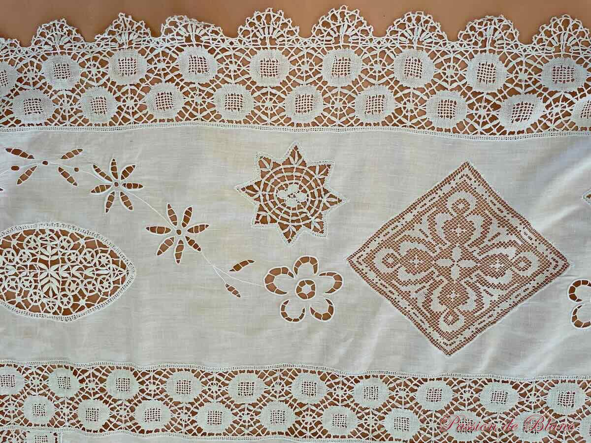 Dessus de lit ou rideau richement ouvragé, broderie main, dentelle sur fine toile Linge Ancien – Image 6