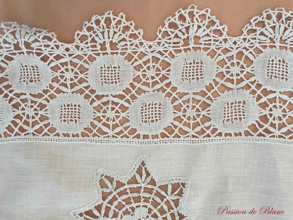 Dessus de lit ou rideau richement ouvragé, broderie main, dentelle sur fine toile Linge Ancien – Image 5