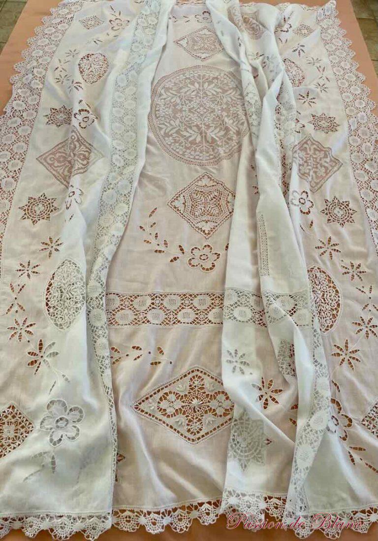 Parure Draps anciens brodés avec monogramme