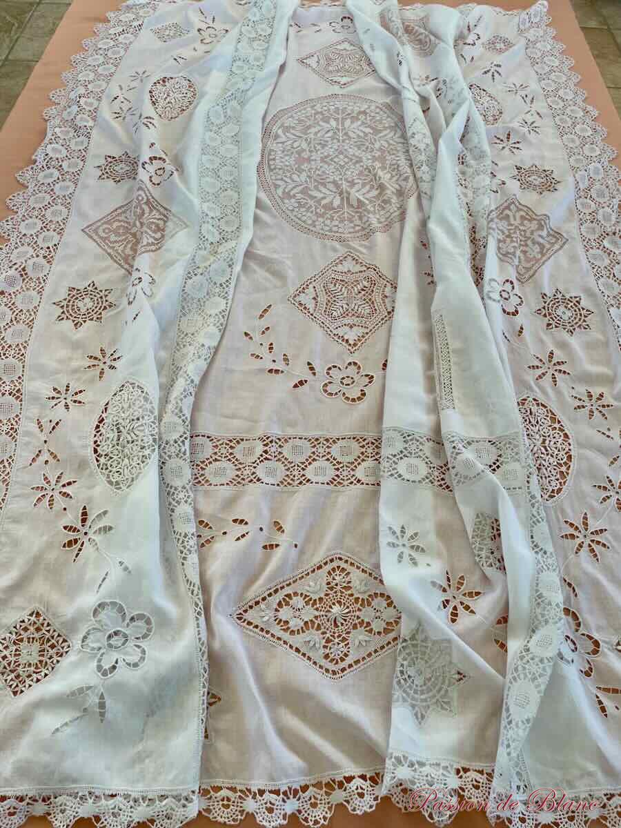 Dessus de lit ou rideau richement ouvragé, broderie main, dentelle sur fine toile Linge Ancien – Image 3