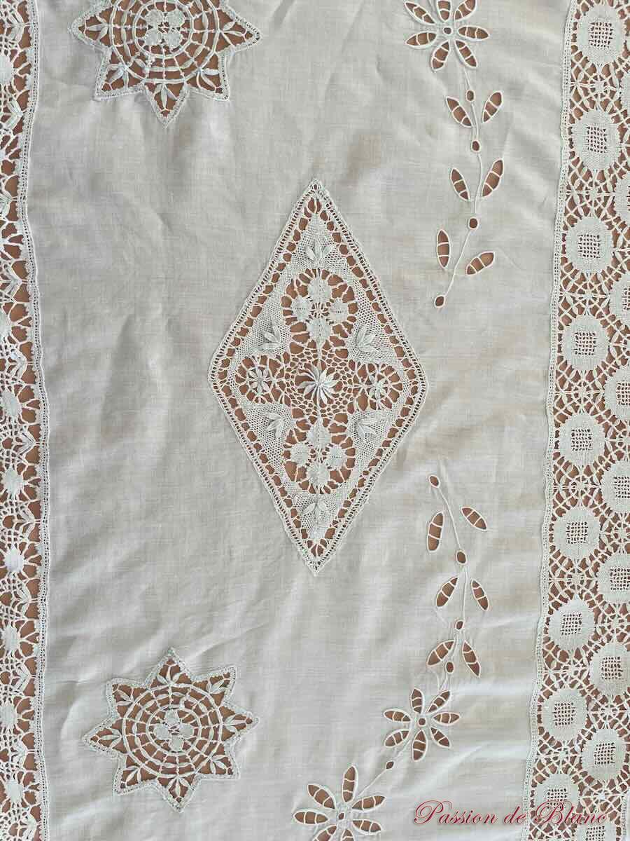 Dessus de lit ou rideau richement ouvragé, broderie main, dentelle sur fine toile Linge Ancien – Image 14