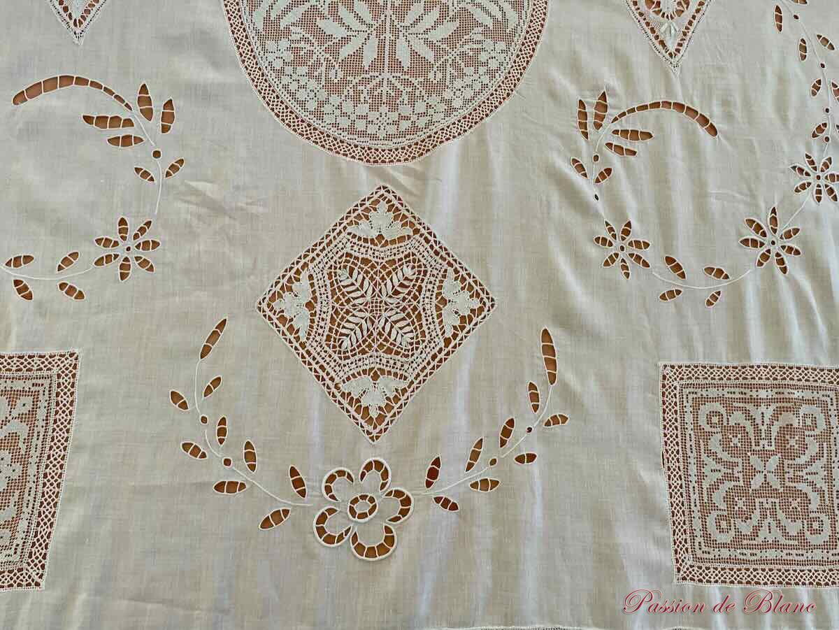 Dessus de lit ou rideau richement ouvragé, broderie main, dentelle sur fine toile Linge Ancien – Image 13