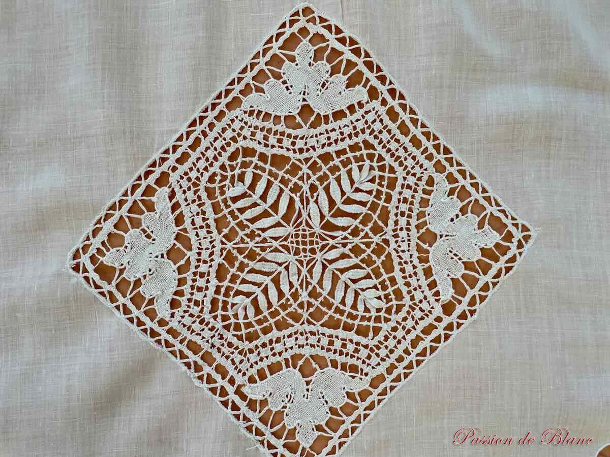 Dessus de lit ou rideau richement ouvragé, broderie main, dentelle sur fine toile Linge Ancien – Image 8