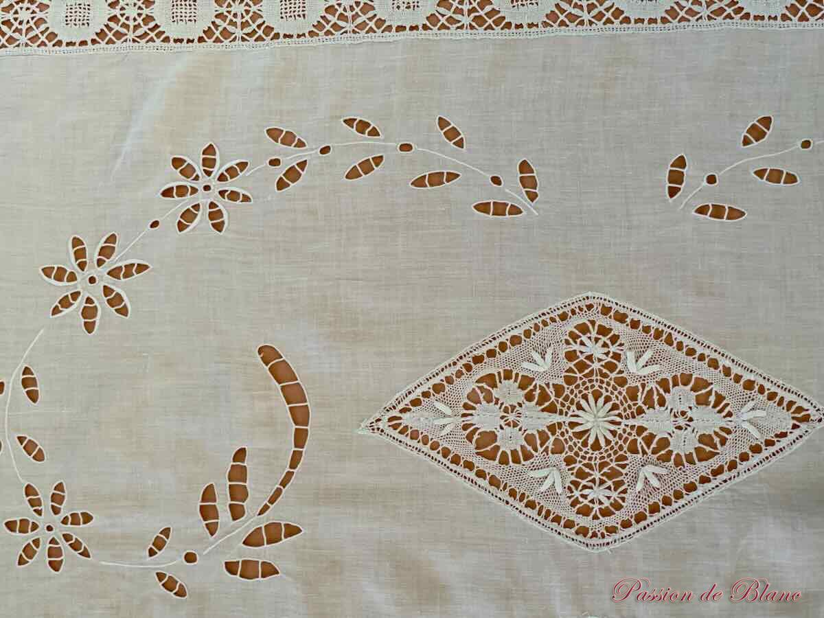 Dessus de lit ou rideau richement ouvragé, broderie main, dentelle sur fine toile Linge Ancien – Image 7