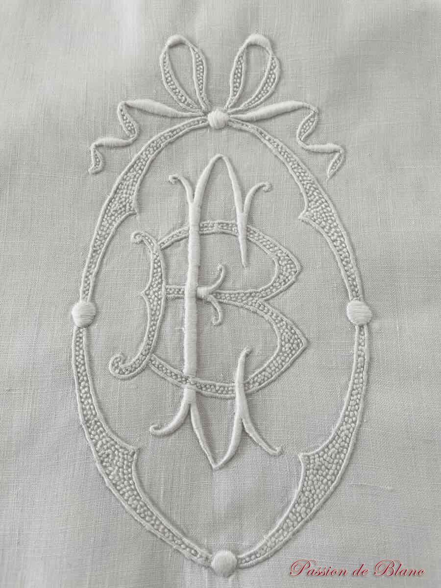 Grand drap avec rivières de jours sur toile en lin fin blanc et cartouche EB – Image 6