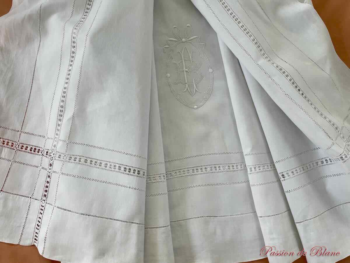 Grand drap avec rivières de jours sur toile en lin fin blanc et cartouche EB – Image 5