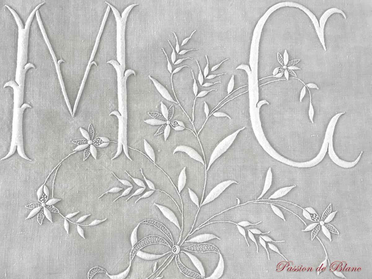 Drap avec retours brodés de jours complexes sur toile en lin et monogramme MC – Image 7