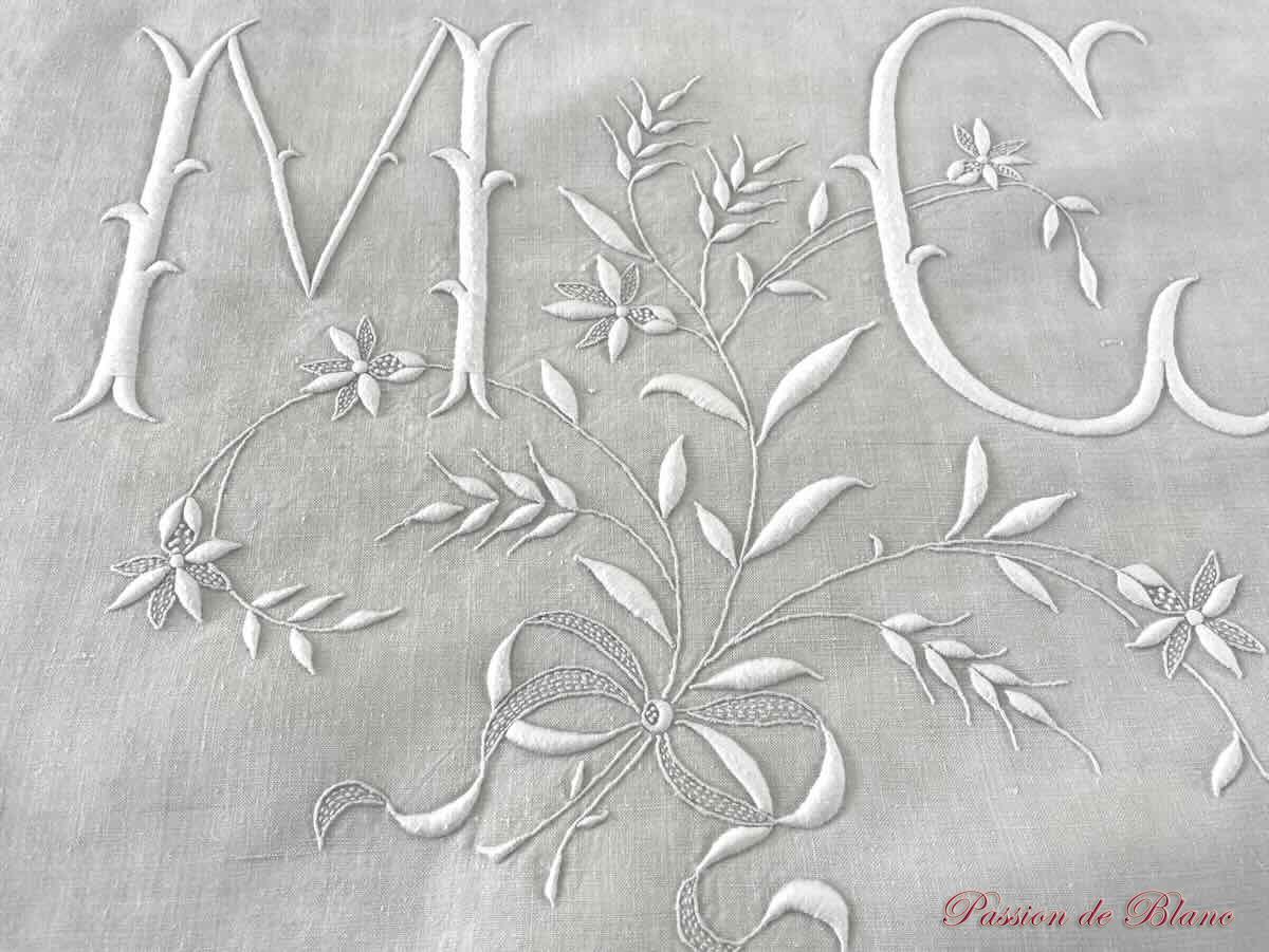 Drap avec retours brodés de jours complexes sur toile en lin et monogramme MC – Image 5