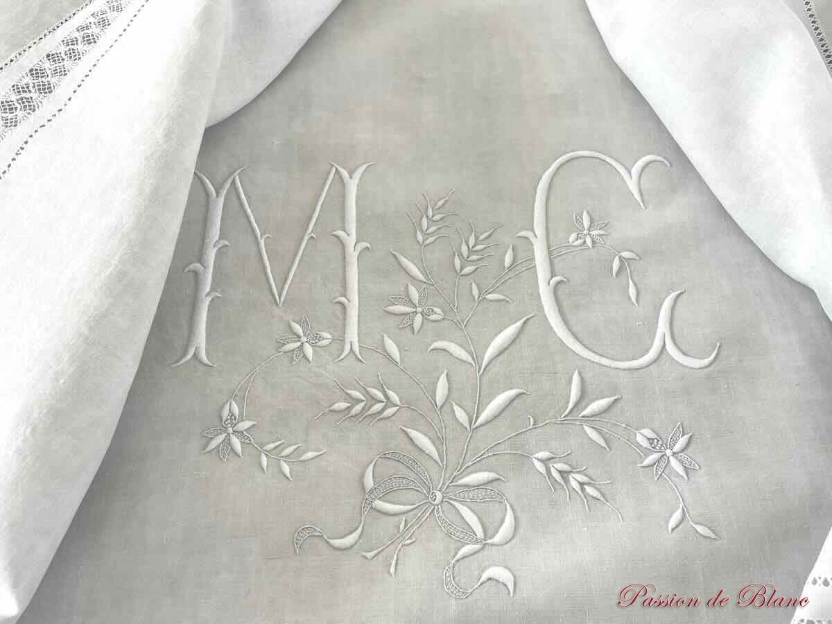 Drap avec retours brodés de jours complexes sur toile en lin et monogramme MC – Image 6