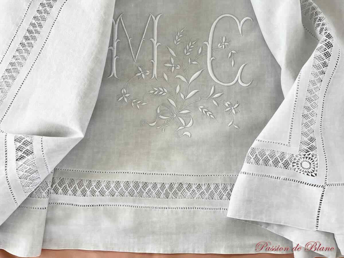 Drap avec retours brodés de jours complexes sur toile en lin et monogramme MC – Image 8