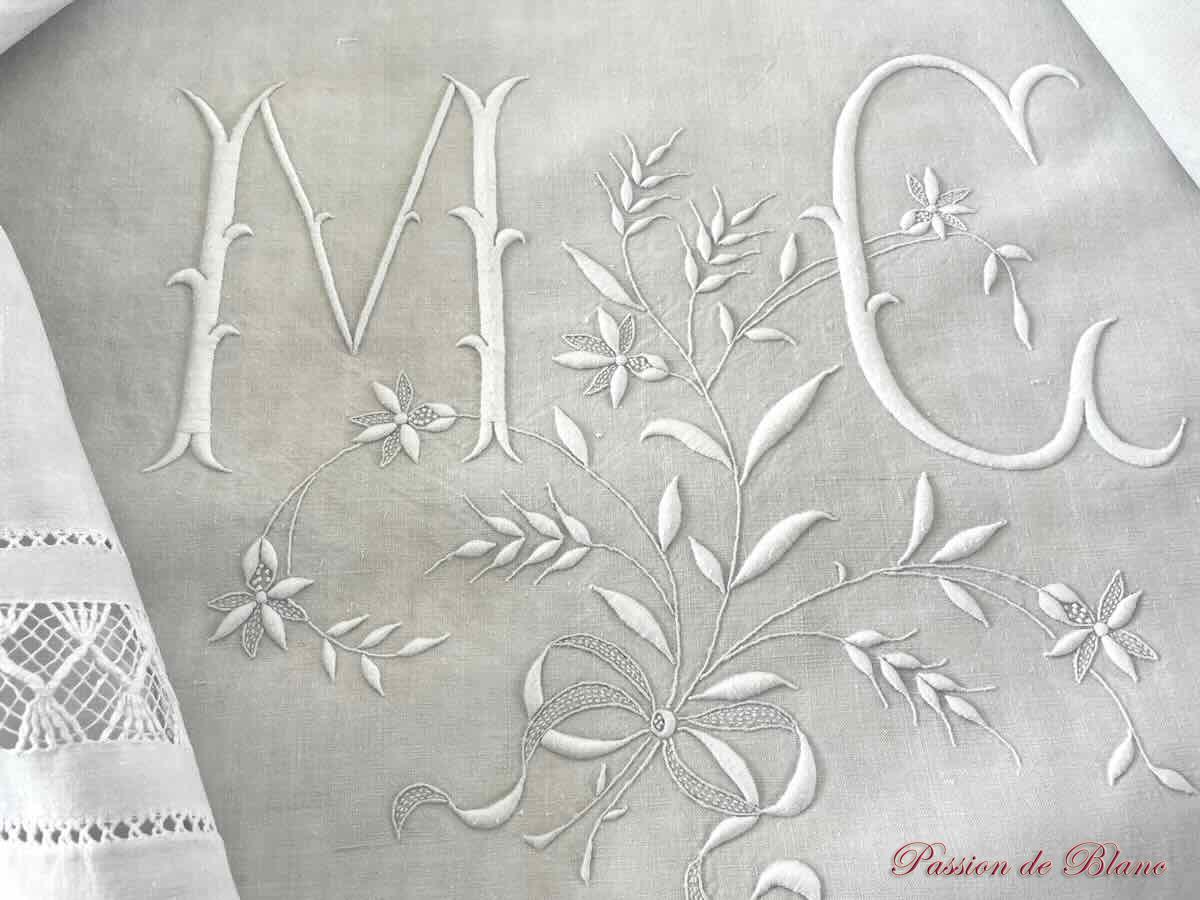 Drap avec retours brodés de jours complexes sur toile en lin et monogramme MC – Image 2