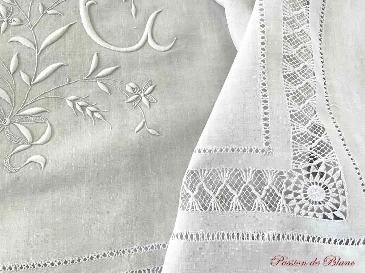 Drap avec retours brodés de jours complexes sur toile en lin et monogramme MC – Image 3