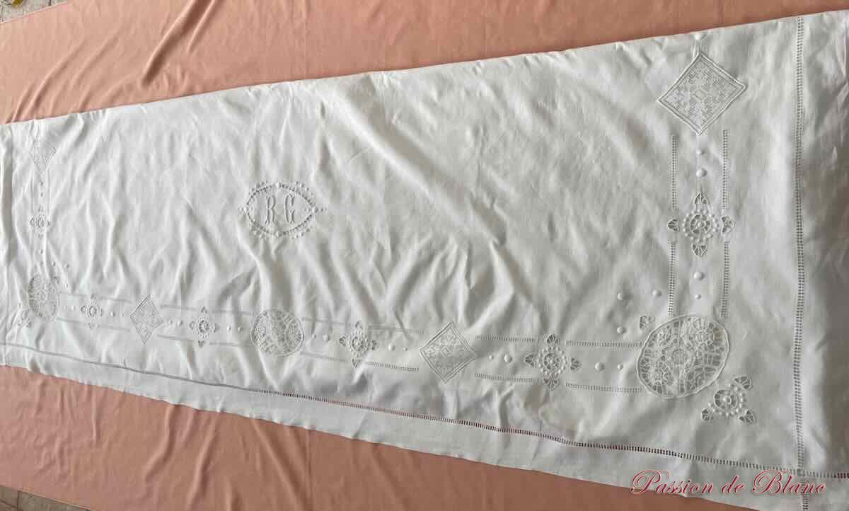 Drap avec broderie main, incrustations à l'aiguille et monogramme MC sur fil de lin – Image 6