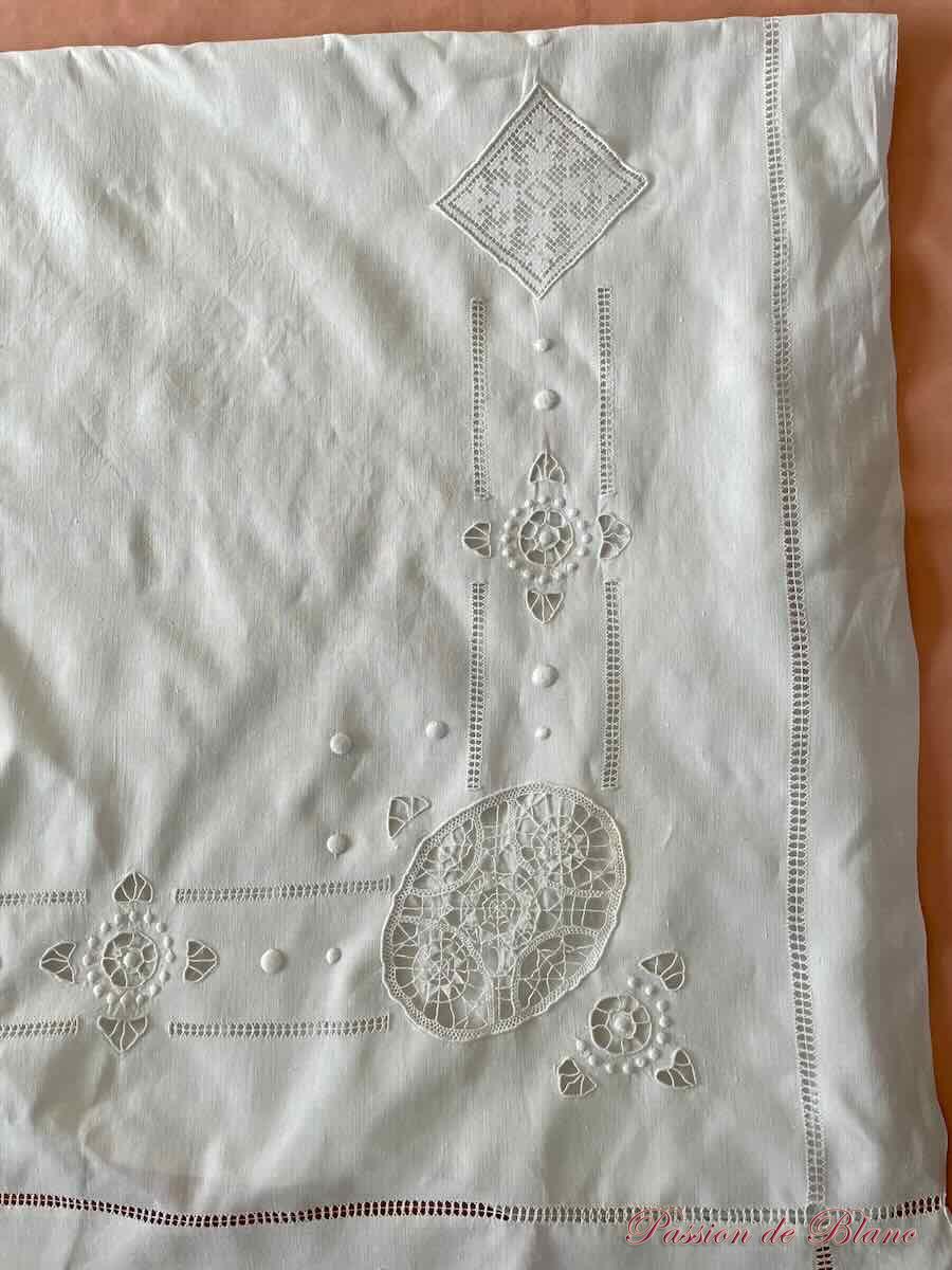 Drap avec broderie main, incrustations à l'aiguille et monogramme MC sur fil de lin – Image 4