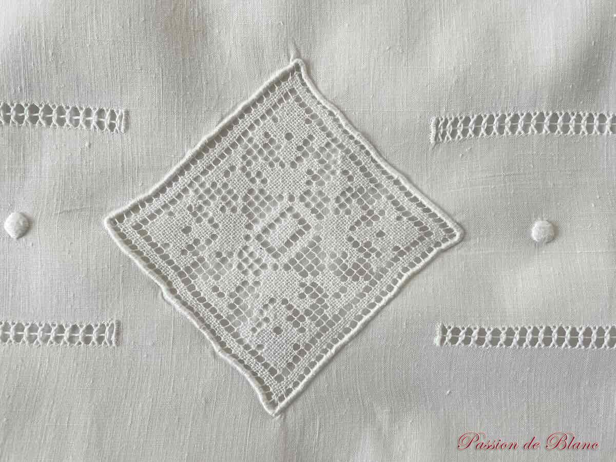 Drap avec broderie main, incrustations à l'aiguille et monogramme MC sur fil de lin – Image 8