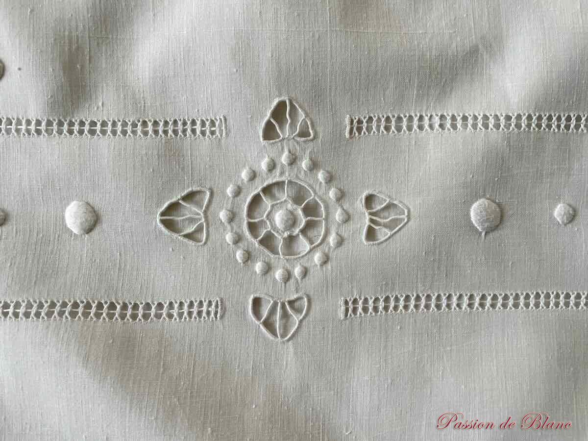 Drap avec broderie main, incrustations à l'aiguille et monogramme MC sur fil de lin – Image 10