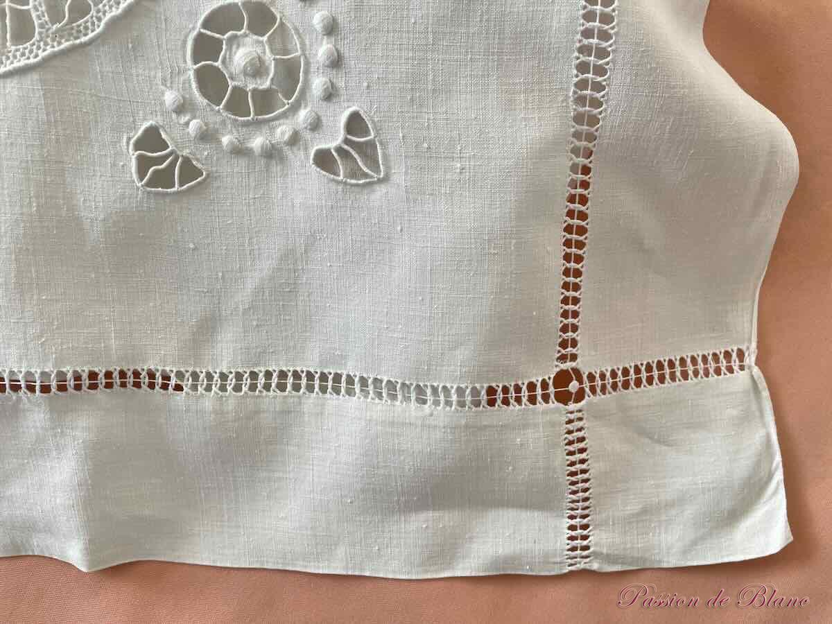 Drap avec broderie main, incrustations à l'aiguille et monogramme MC sur fil de lin – Image 9