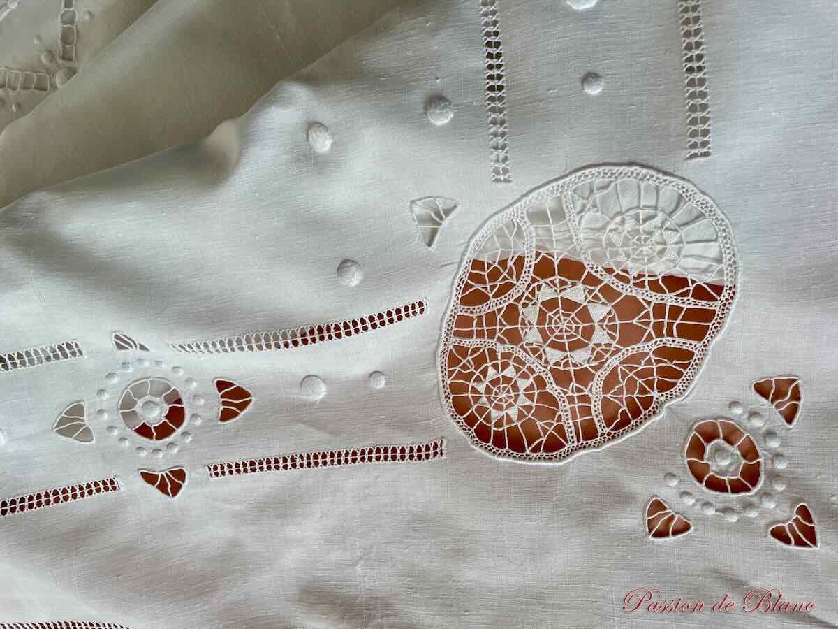 Drap avec broderie main, incrustations à l'aiguille et monogramme MC sur fil de lin – Image 7